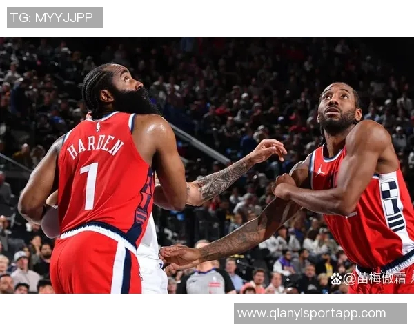 鲍威尔半场表现抢眼10中5斩获15分助攻防守全面展现实力