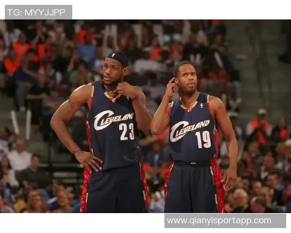 詹姆斯重温青春岁月与高中队友合影穿橄榄球队服引发回忆